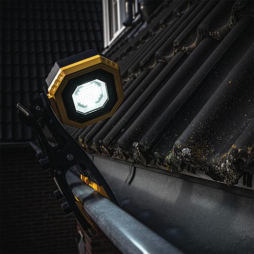 LED cordless work light, with scaffold clamp