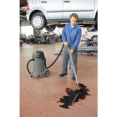 Wet and dry vacuum cleaner NT 48/1, with 48 l plastic container Anwendung 3