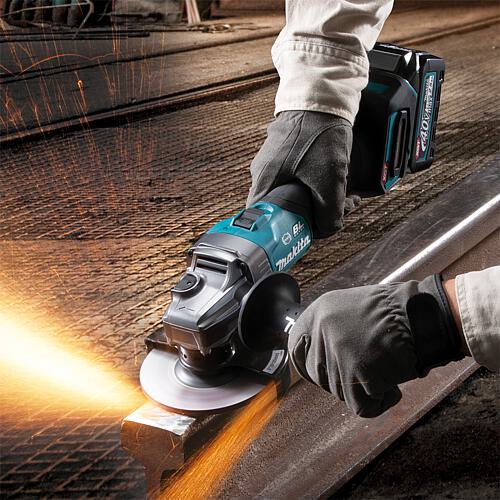 Cordless angle grinder Makita 40 V GA005G Anwendung 1