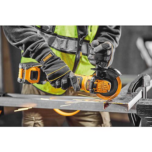 Cordless angle grinder DCD999NT-XJ, 18 V Anwendung 3