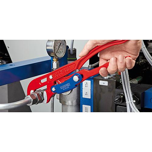 Pipe wrench S-jaw with rapid adjustment