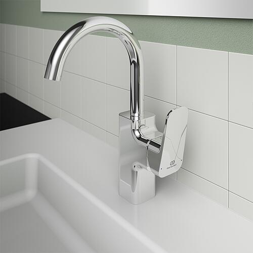 Washbasin mixer with side operation, swivel-mounted